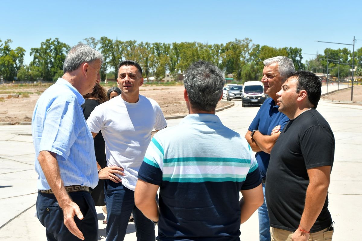 Funcionarios de ambos municipios recorren los avances de obra sobre calle Mitre, llegando al Canal Cacique Guaymallén. Funcionarios de ambos municipios recorren los avances de obra sobre calle Mitre, llegando al Canal Cacique Guaymallén.