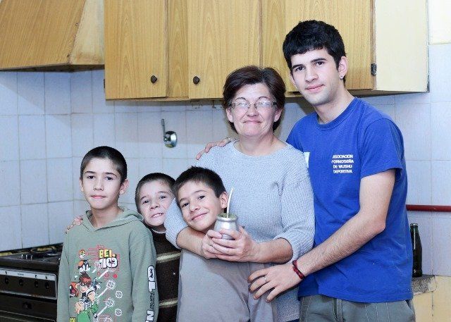 Madre e hijo se vuelven  a ver después de 13 años