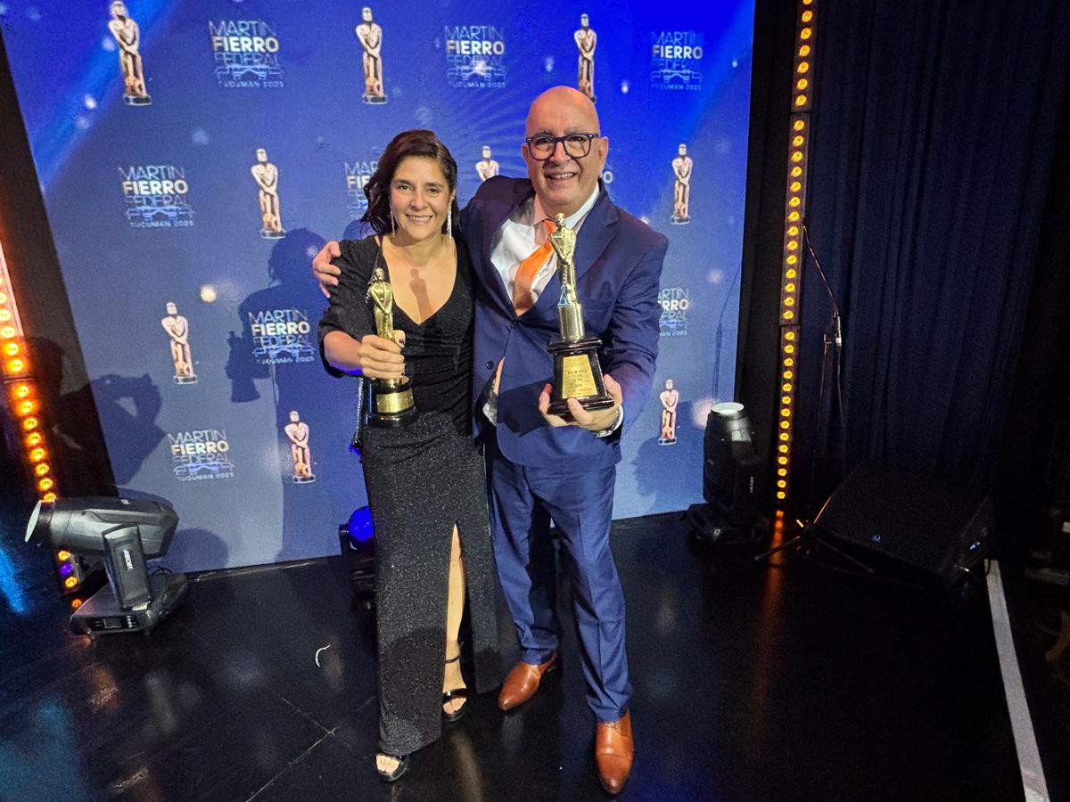 Rosana Villegas y Ricardo Montacuto con los premios Martín Fierro Federal que se traen a Radio Nihuil y a Mendoza. Rosana Villegas y Ricardo Montacuto con los premios Martín Fierro Federal que se traen a Radio Nihuil y a Mendoza.