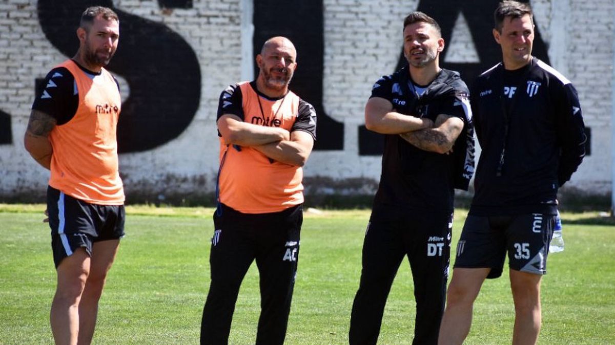 Ariel Broggi junto a su cuerpo técnico.