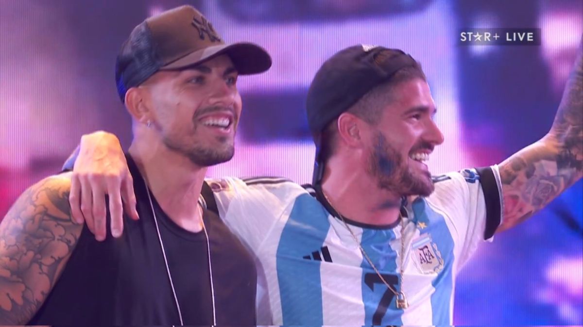 Leandro Paredes y Rodrigo De Paul en el escenario del show de Tini