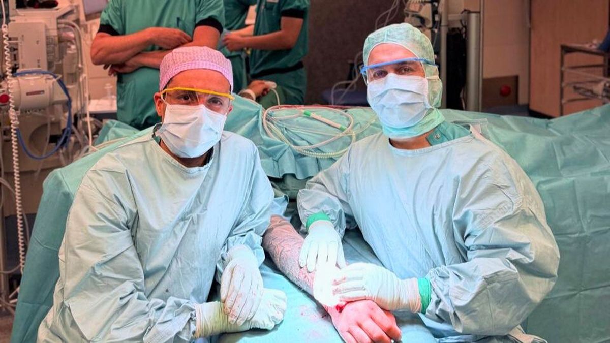 Francisco, a la derecha, junto al doctor Plomb, en el hospital de Países Bajos donde recibieron casos terribles. Francisco, a la derecha, junto al doctor Plomb, en el hospital de Países Bajos donde recibieron casos terribles.