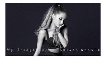 Ariana Grande saluda a sus fans en aniversario de Manchester