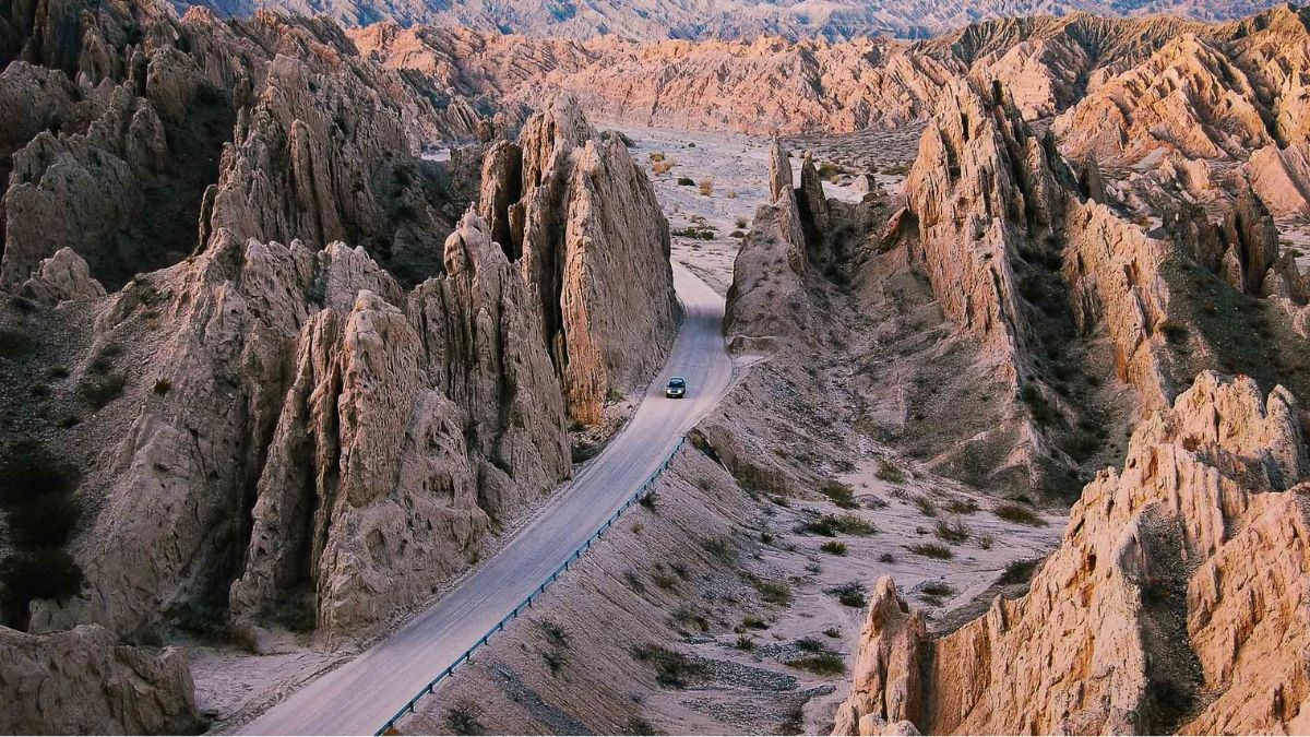 Las rutas en medio del cañón en este pueblo. Las rutas en medio del cañón en este pueblo.
