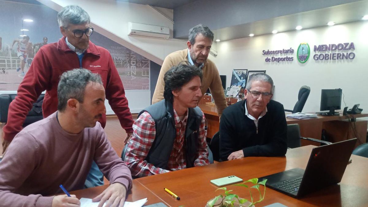 Federico Chiapetta y Mario Isgro, con arquitectos del estudio que diseñó el Malvinas Argentinas.