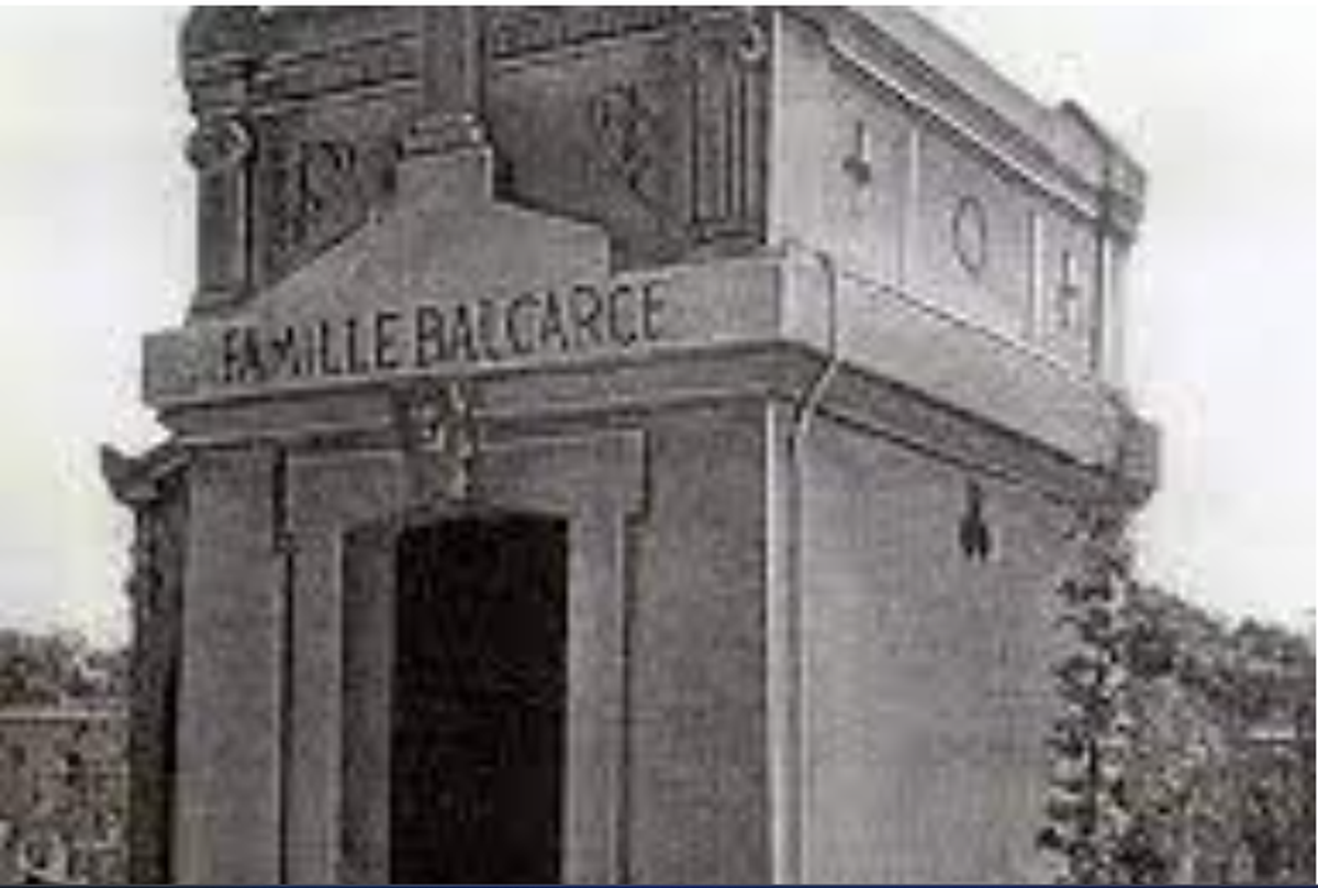 El mausoleo de la familia Balcarce en Brunoy, Francia. Allí estuvieron enterrados los restos de San Martín antes de ser repatriados a Argentina. También los de Merceditas, su marido Mariano Balcarce, y sus hijas: María Mercedes y Josefa Dominga, Los restos de esta última permanecen allí. El mausoleo de la familia Balcarce en Brunoy, Francia. Allí estuvieron enterrados los restos de San Martín antes de ser repatriados a Argentina. También los de Merceditas, su marido Mariano Balcarce, y sus hijas: María Mercedes y Josefa Dominga, Los restos de esta última permanecen allí.