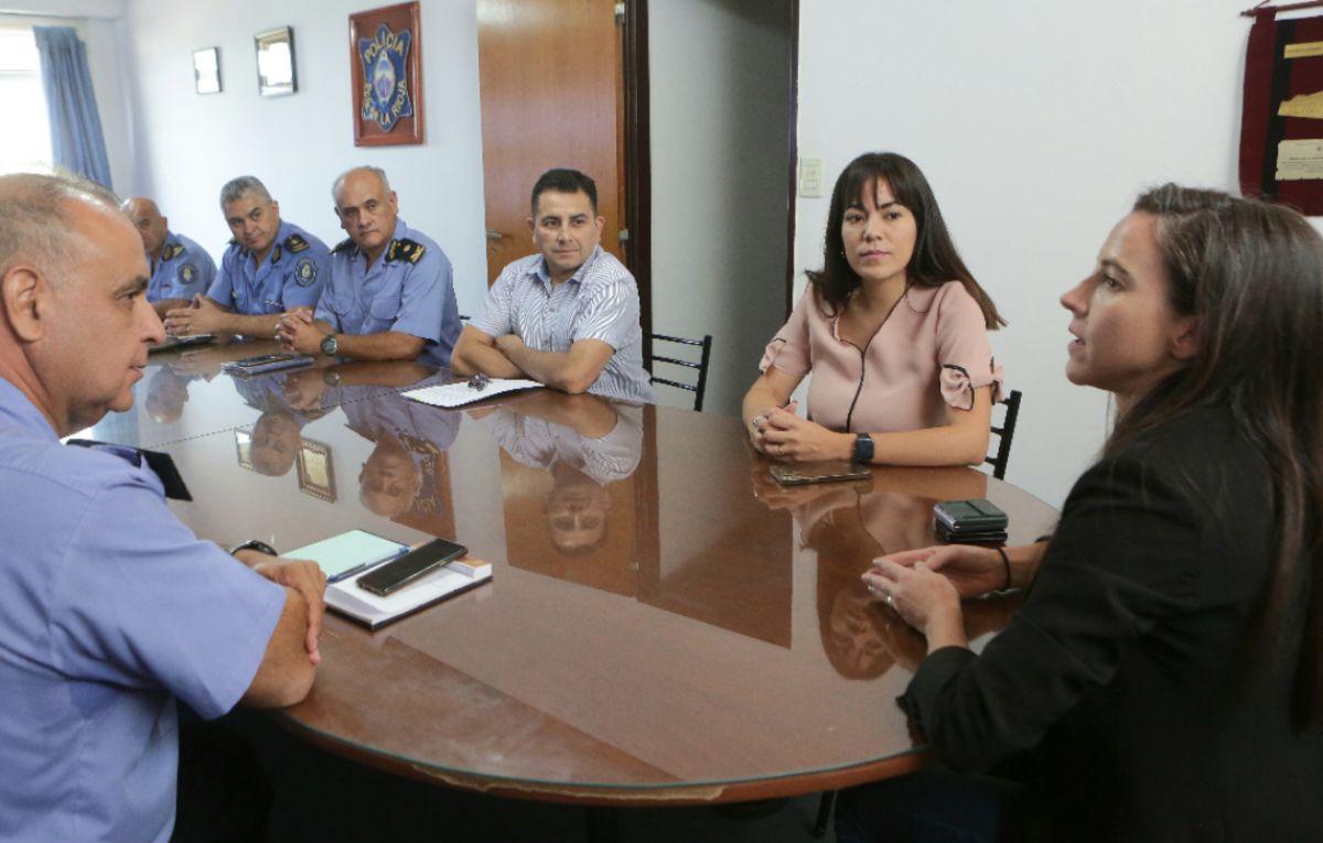 La ministra de Seguridad, Mercedes Rus, encabezó una reunión con jefes policiales y la DGE para un comienzo de clases con prevención de hechos de inseguridad. La ministra de Seguridad, Mercedes Rus, encabezó una reunión con jefes policiales y la DGE para un comienzo de clases con prevención de hechos de inseguridad.