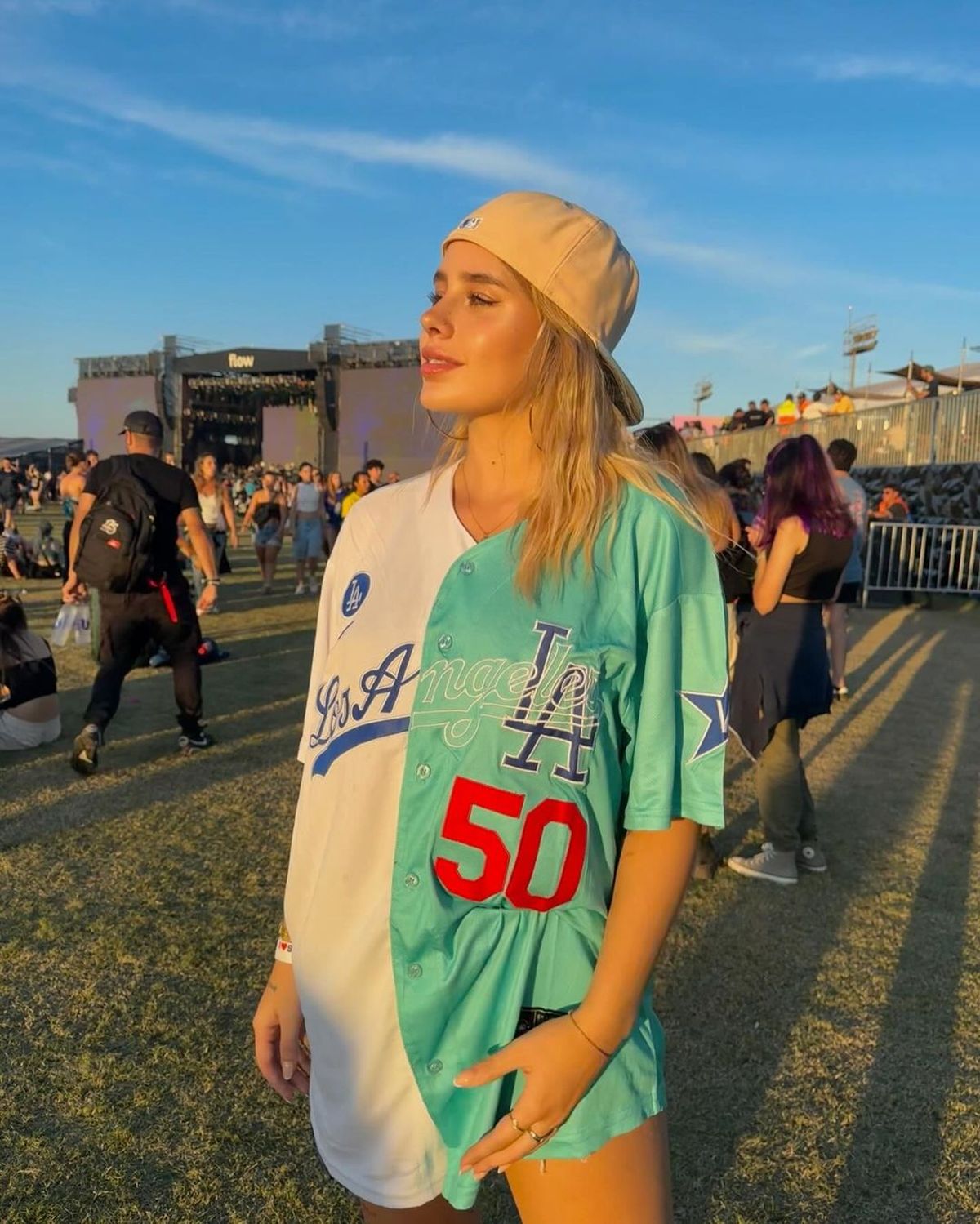 Remerón al ras y retoque estético, Coti Romero paraliza el Lollapalooza con su look más trendy y audaz. Remerón al ras y retoque estético, Coti Romero paraliza el Lollapalooza con su look más trendy y audaz.