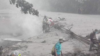 Hallaron con vida en Guatemala dos desaparecidos tras la erupción del volcán