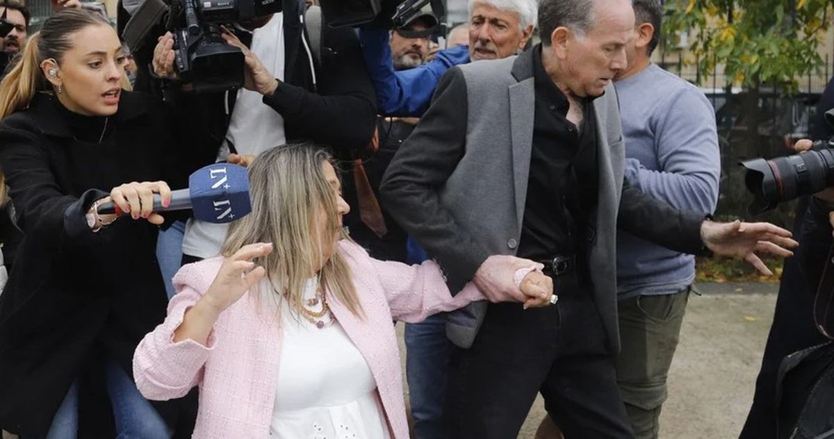 Adriana Mónica Nechevenko, escribana de Manuel Adorni, fue abordada por la prensa.