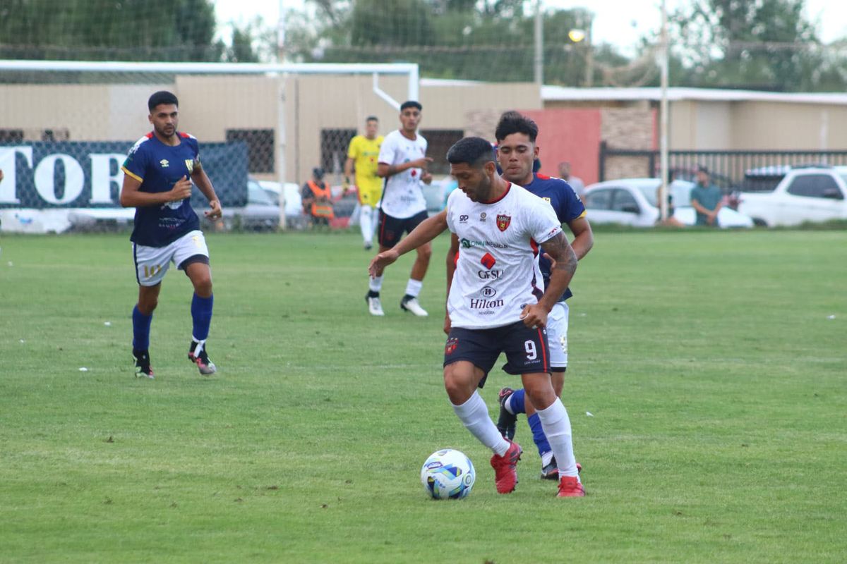 Cristian Lucero a los 37 años sigue demostrando lo importante que es un equipo de fútbol. En cada institución que jugó dejó su sello. Cristian Lucero a los 37 años sigue demostrando lo importante que es un equipo de fútbol. En cada institución que jugó dejó su sello.