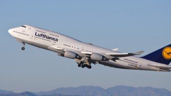 Un pasajero intentó manipular la puerta de un avión en pleno vuelo  y fue detenido