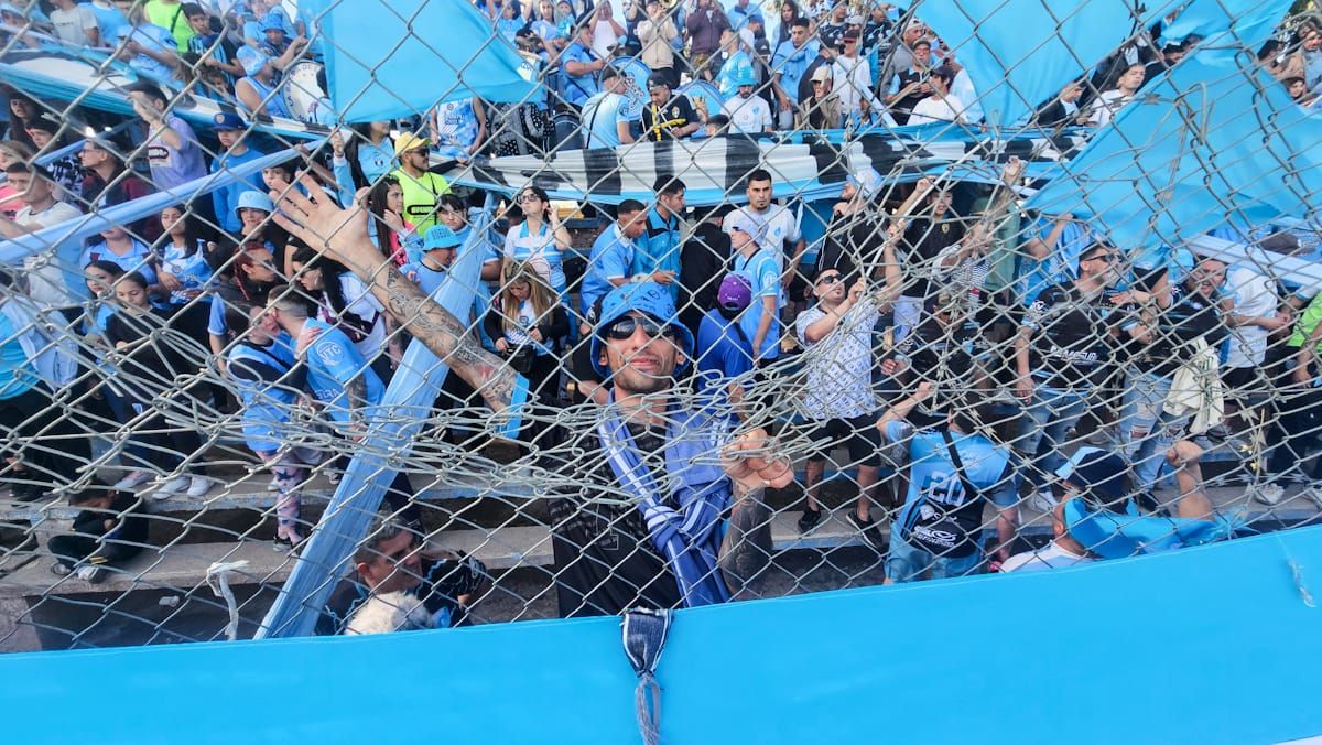 Los hinchas de Gutiérrez Sport Club tiñeron de celeste la tarde del domingo. Los hinchas de Gutiérrez Sport Club tiñeron de celeste la tarde del domingo.