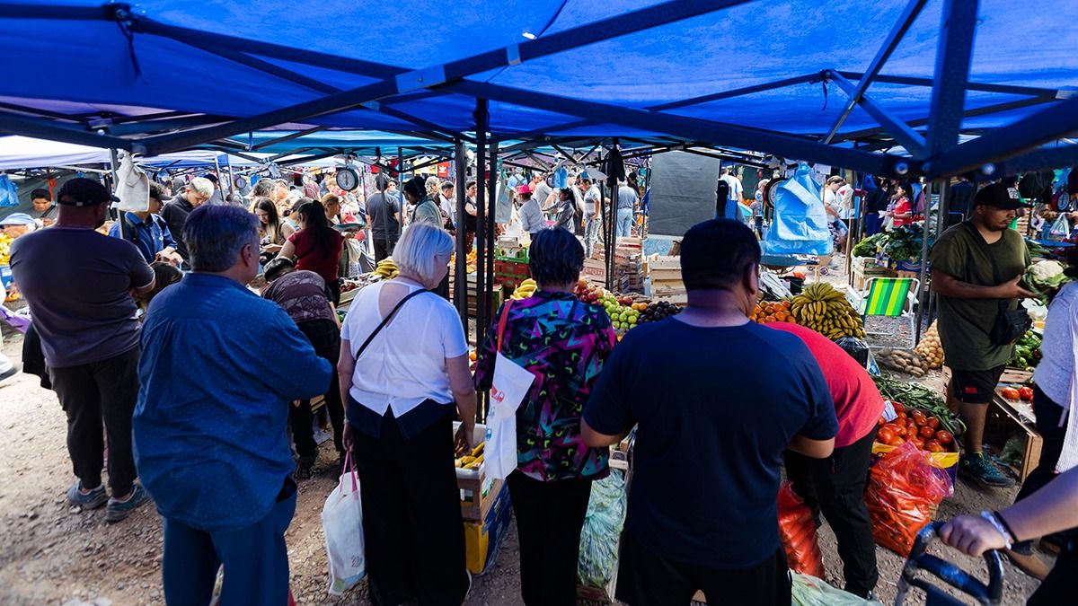 Desde tecnología hasta ropa y verduras. Hay de todo en las ferias populares de Mendoza.