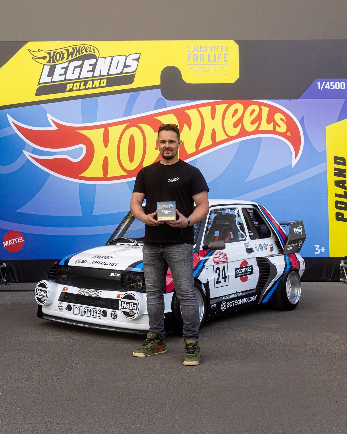 El ganador junto a su Fiat 126B. El ganador junto a su Fiat 126B.