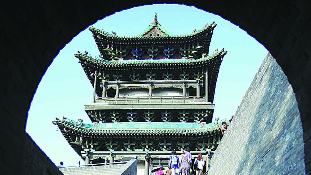 Unos visitantes suben los escalones hasta las murallas de Pingyao. ZHANG WEI / CHINA DAILY
