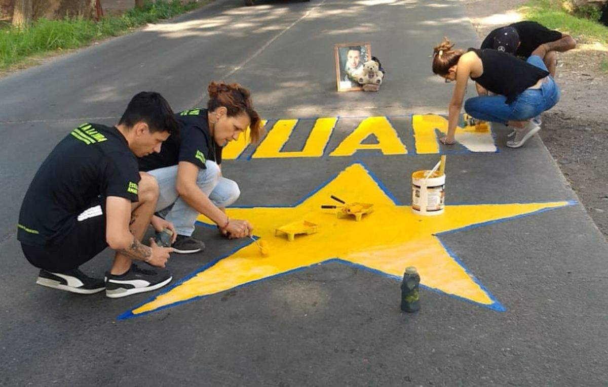 La Asociación Estrellas Amarillas fija insignas en las calles de Mendoza para marcar puntos en los que una persona murió en un accidente de tránsito.