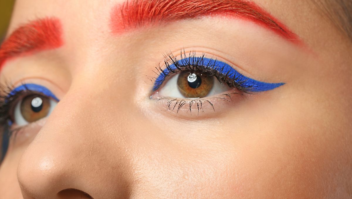 El delineador azul resalta los ojos de color marr&oacute;n.&nbsp;