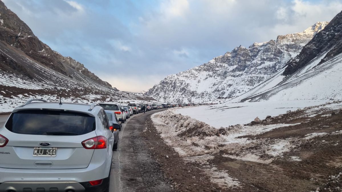 Debido a las probabilidades de mal tiempo para la tarde de este jueves, recomiendan cruzar a Chile durante la mañana. Debido a las probabilidades de mal tiempo para la tarde de este jueves, recomiendan cruzar a Chile durante la mañana.