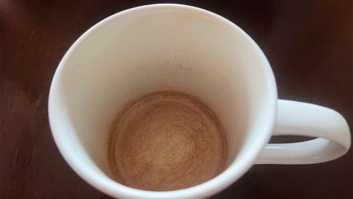 Hay varios productos con los que se puede limpiar una taza manchada con la cafeína que tiene el café o el té.