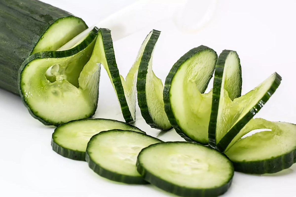El pepino contiene abundante vitamina C, que actúa como antioxidante en la piel y contribuye al buen funcionamiento de los cartílagos y los huesos. El pepino contiene abundante vitamina C, que actúa como antioxidante en la piel y contribuye al buen funcionamiento de los cartílagos y los huesos.