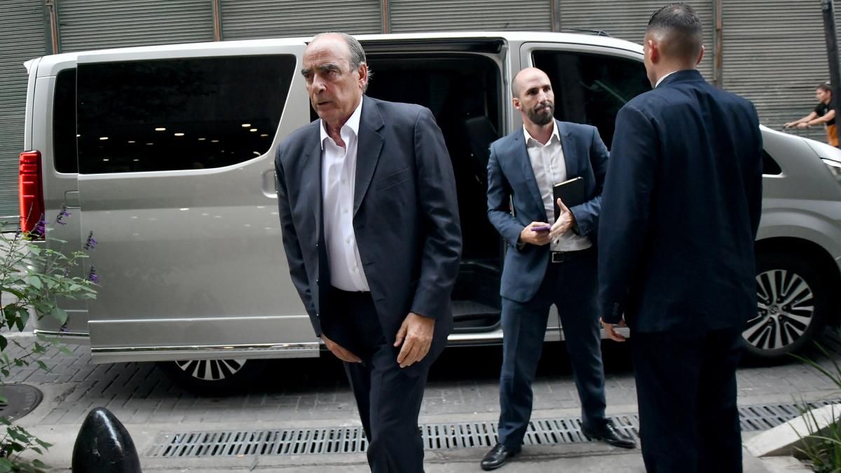 Guillermo Francos en el arribo al encuentro. Guillermo Francos en el arribo al encuentro.