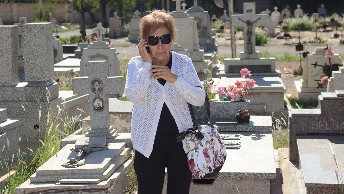 Hilda Lavizzari estuvo siempre en todas las búsquedas que se hicieron de su hijo durante estos 30 años. En esta foto se la ve años atrás en el Cementerio de Capital, donde se hicieron varias búsquedas. Hilda Lavizzari estuvo siempre en todas las búsquedas que se hicieron de su hijo durante estos 30 años. En esta foto se la ve años atrás en el Cementerio de Capital, donde se hicieron varias búsquedas.