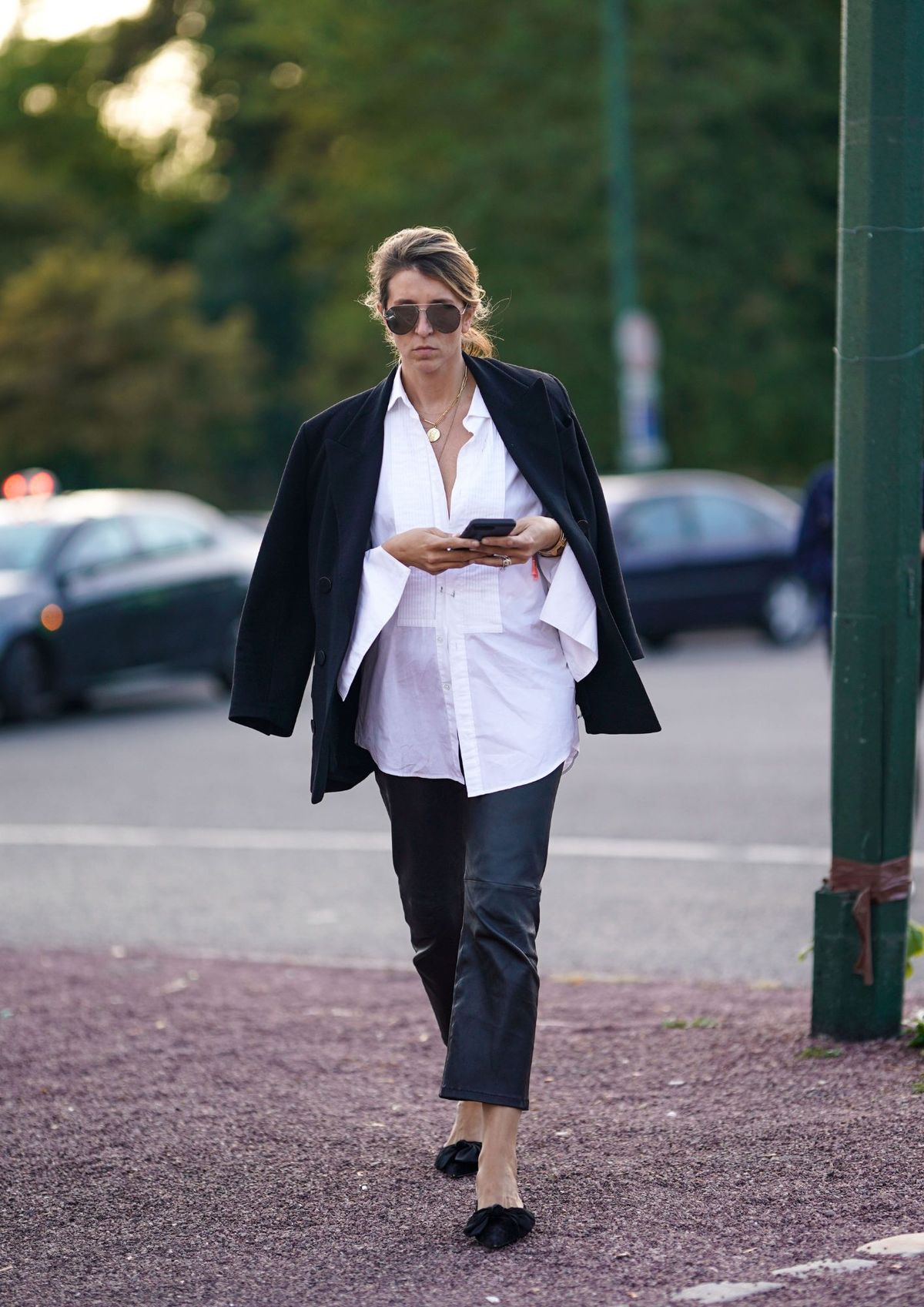 Combina un blazer tipo chaqueta con prendas en blanco y negro. Imagen: Instagram. Combina un blazer tipo chaqueta con prendas en blanco y negro. Imagen: Instagram.