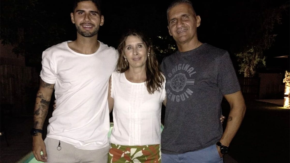 Iván Moya posa con sus padres, Adriana y Carlos, el ex Boca.
