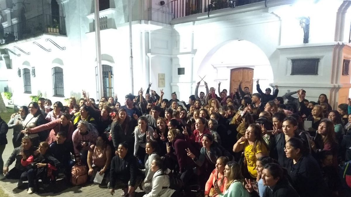 Muchos vecinos acompañaron al Concejo Delberante en el repudio contra el atentado contra Cristina Kirchner.