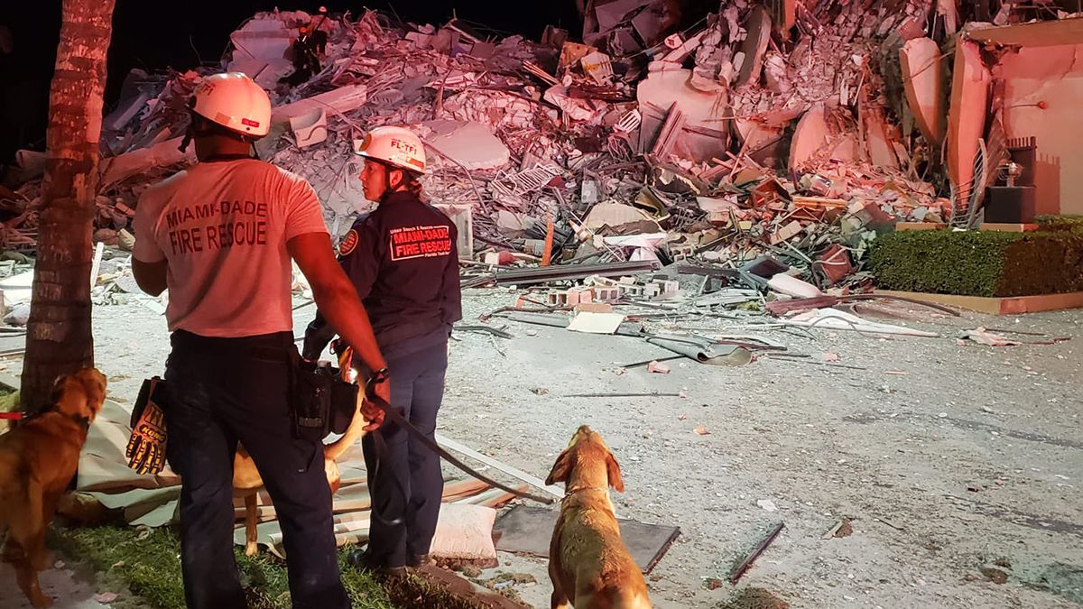 Bomberos buscan sobrevivientes del derrumbe en Miami.