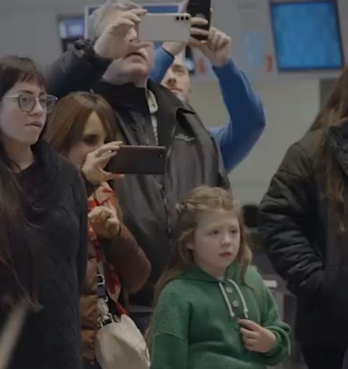 Sorpresa y emoción en el aeropuerto. Sorpresa y emoción en el aeropuerto.