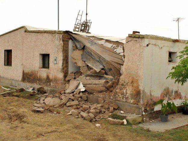 Otro camionero ebrio y van... esta vez un conductor se estrelló contra una casa y le destruyó una pared