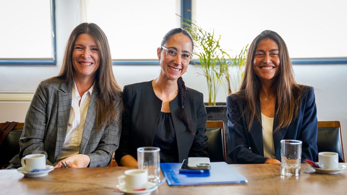 Durante la presentación, de izquierda a derecha, Gabriela Alé, directora ejecutiva de Fundación Grupo América; Karin Wagner, coordinadora de Acciones Institucionales de Fundación Huentala; y Ronit Camsen, directora de Fundación Huentala. Durante la presentación, de izquierda a derecha, Gabriela Alé, directora ejecutiva de Fundación Grupo América; Karin Wagner, coordinadora de Acciones Institucionales de Fundación Huentala; y Ronit Camsen, directora de Fundación Huentala.