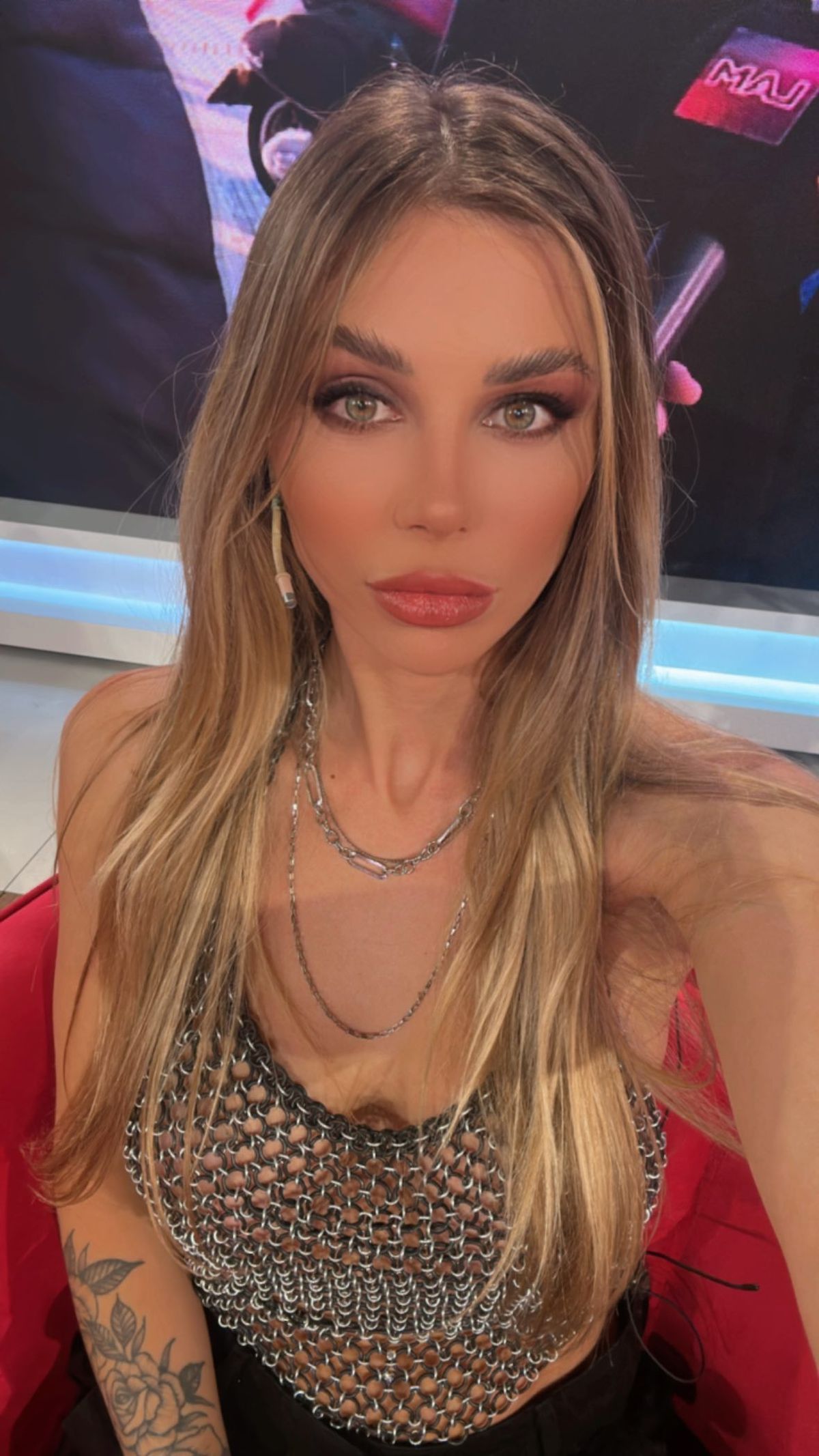 Romina Malaspina vuelve con las transparencias más reveladoras llevando el top de la polémica. Romina Malaspina vuelve con las transparencias más reveladoras llevando el top de la polémica.