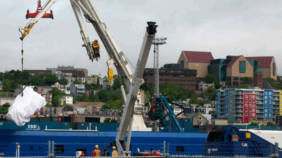 Un buque de bandera canadiense trasladó los restos del Titán hasta el puerto de Terranova Un buque de bandera canadiense trasladó los restos del Titán hasta el puerto de Terranova