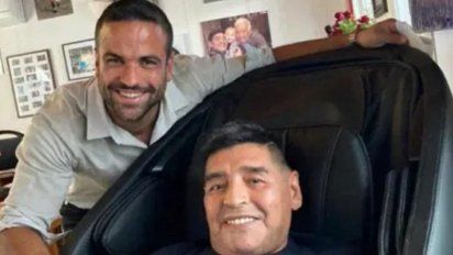 El psicólogo Carlos Díaz junto a Diego Maradona. El profesional, uno de los imputados por la muerte del ex futbolista fue eximido de prisión a pedido de su defensa