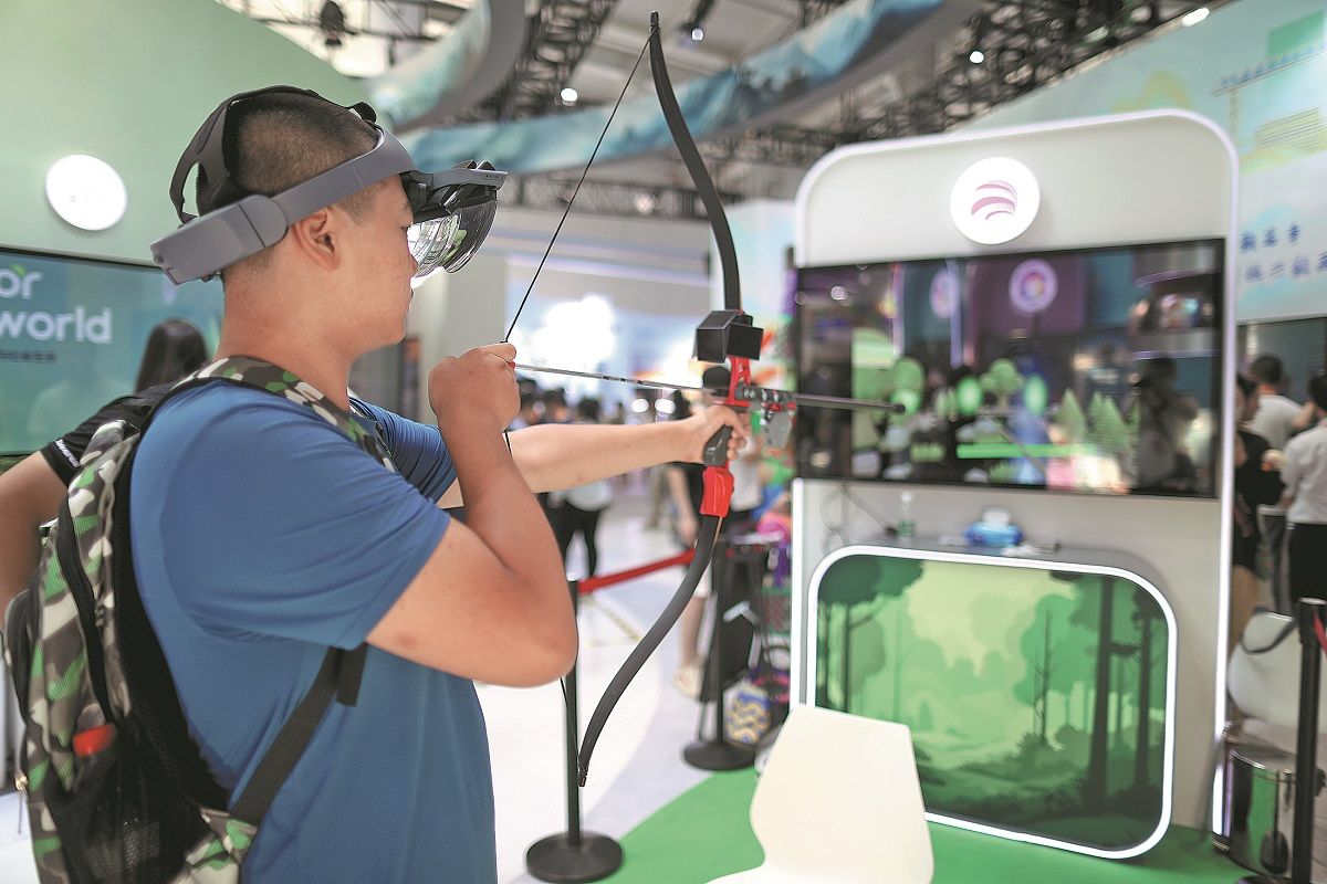 Un visitante prueba un juego de disparos respaldado por tecnología de realidad mixta durante una exposición en Beijing en septiembre. PU FENG / PARA CHINA DAILY
