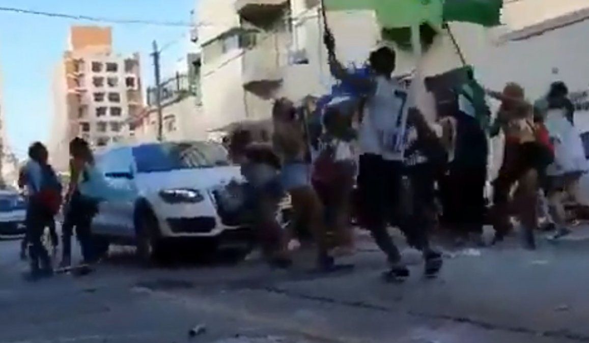 Video: en un Audi, atropelló y fracturó a una joven que celebraba el UPD