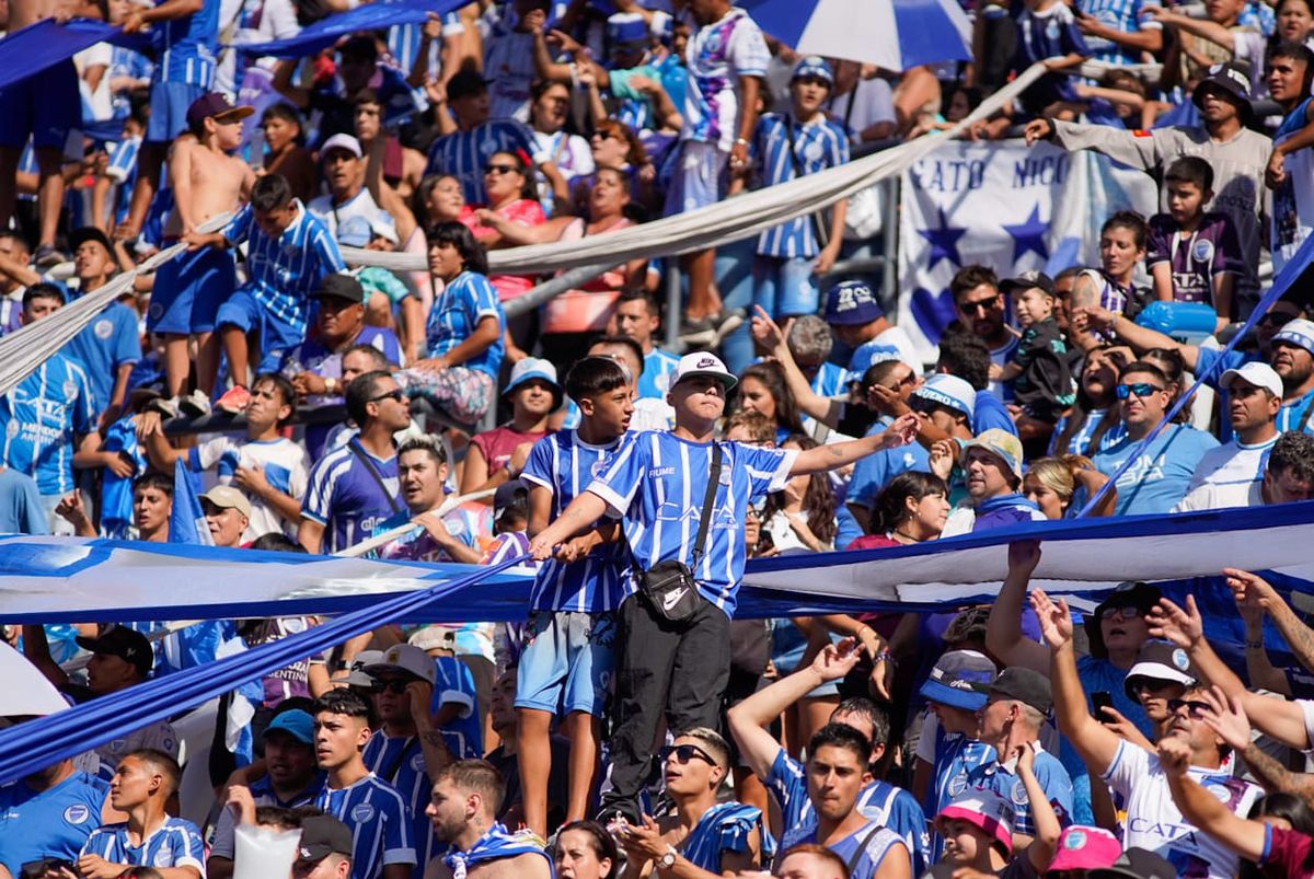 No habrá venta de entradas, y sólo podrán ingresar a ver Godoy Cruz vs. River los socios del club mendocino. No se permitirán hinchas Millonarios ni público neutral. No habrá venta de entradas, y sólo podrán ingresar a ver Godoy Cruz vs. River los socios del club mendocino. No se permitirán hinchas Millonarios ni público neutral.
