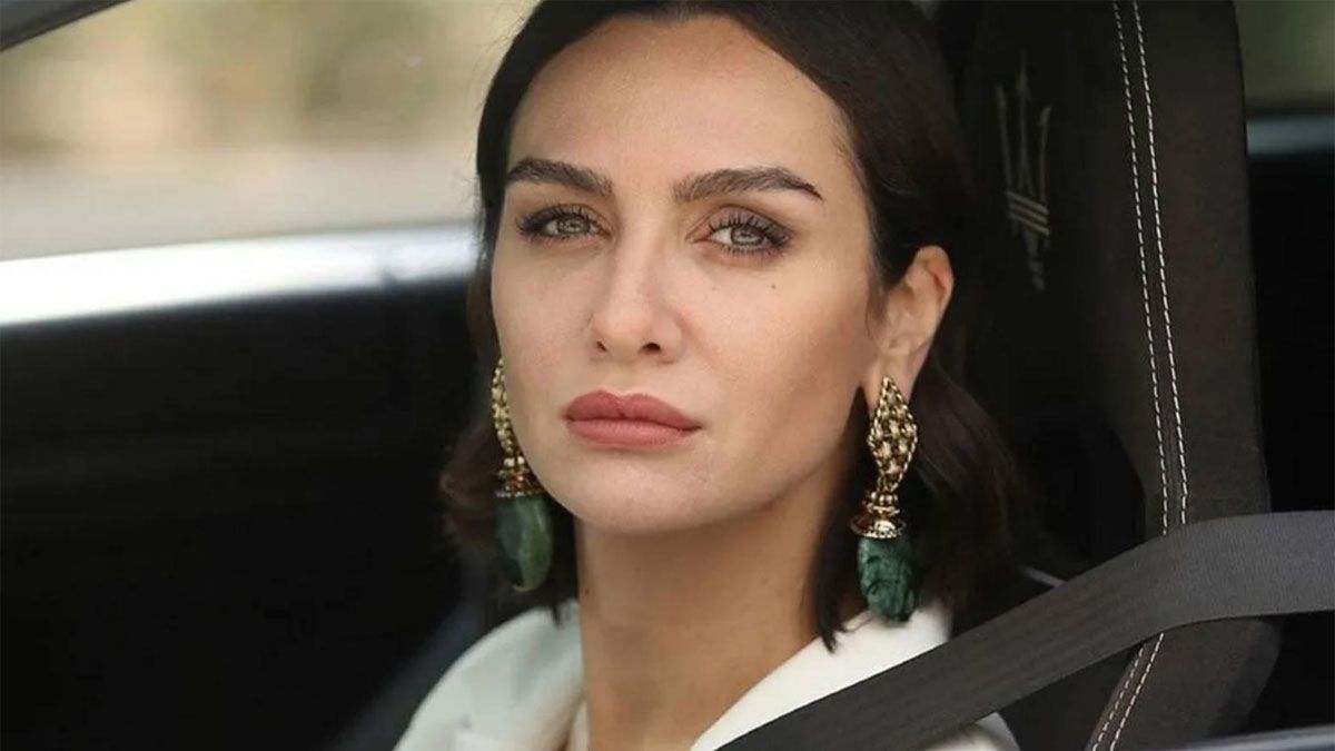 La actriz Birce Akalay interpreta a la comisario Önem Özülkü en la película de Netflix.