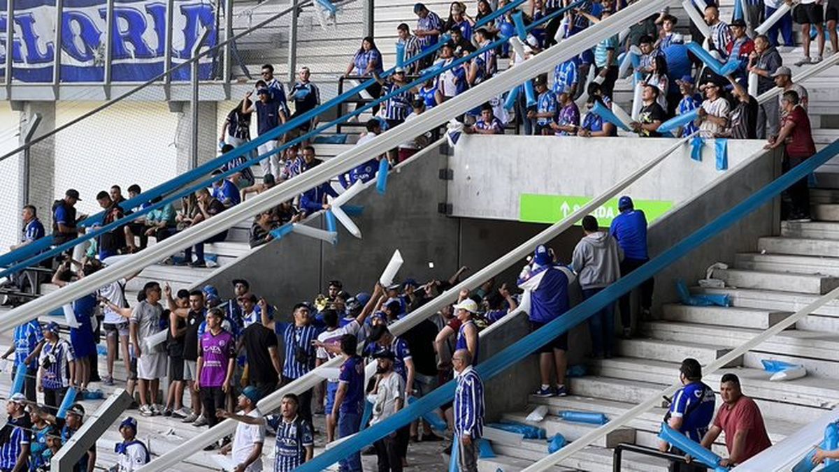 Los hinchas del Tomba le hicieron el aguante al Expreso en San Luis.