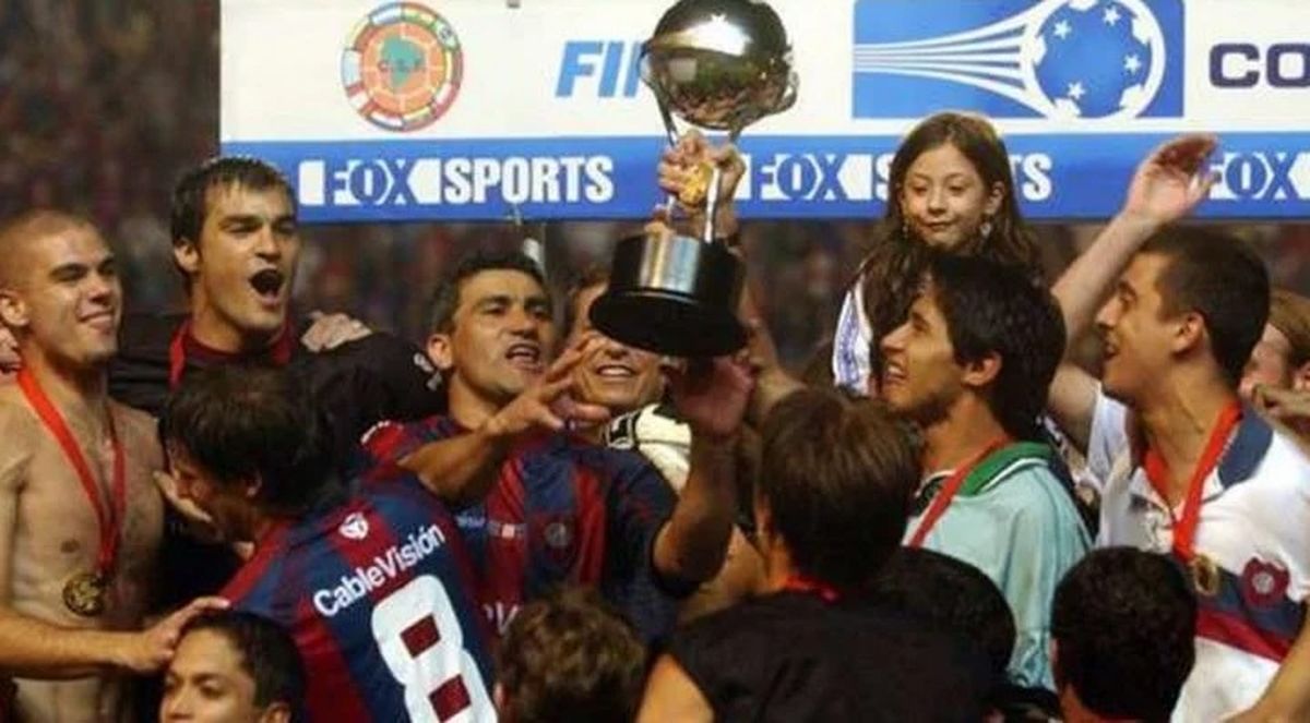 San Lorenzo con la Copa Sudamericana en alto; al a&ntilde;o siguiente jug&oacute; la Libertadores.