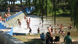 El pueblo está ubicado a las orillas de un río. El pueblo está ubicado a las orillas de un río.