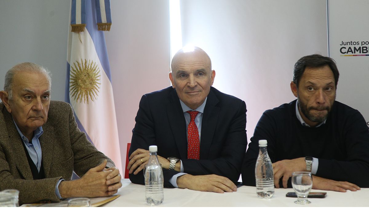 José Luis Spert (centro) participó de la reunión.