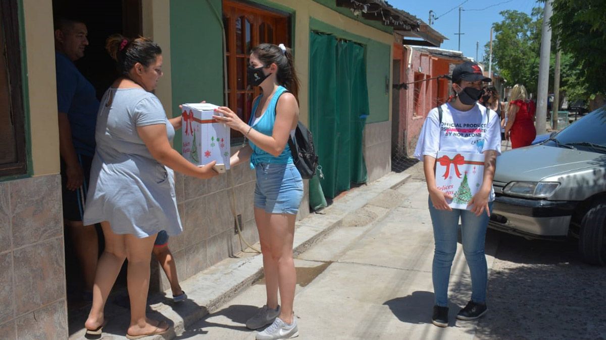 El intendente de La Paz repartió cajas navideñas y vouchers