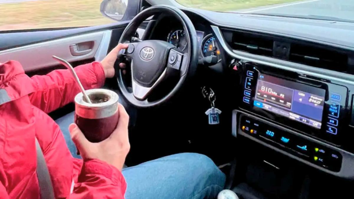 Tomar mate al volante es considerada una infracción gravísima, por lo que las multas ascienden a $500.000.