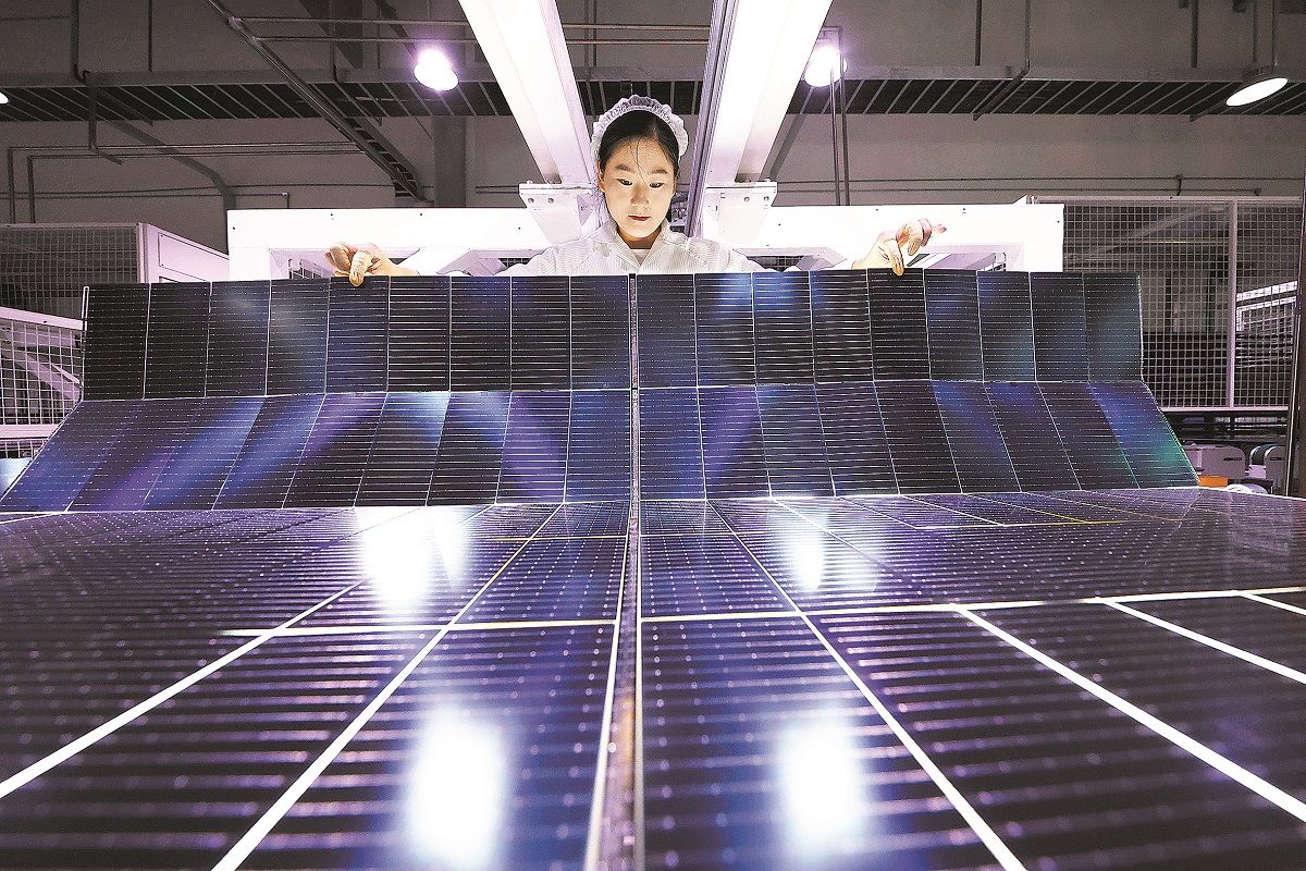 Una empleada trabaja en pedidos de exportación de módulos fotovoltaicos en una empresa de ciencia y tecnología de nuevas energías en la Zona de Desarrollo Económico de Sihong, en la provincia de Jiangsu. PARA USO DE CHINA DAILY