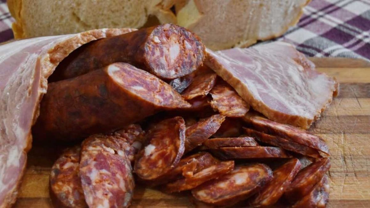 Consumir carne de cerdo, chacinados y embutidos sin el control sanitario correspondiente puede causar la enfermedad Consumir carne de cerdo, chacinados y embutidos sin el control sanitario correspondiente puede causar la enfermedad