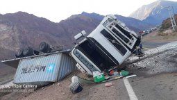 Un camión volcó en Alta Montaña y complicó el tránsito en la Ruta 7